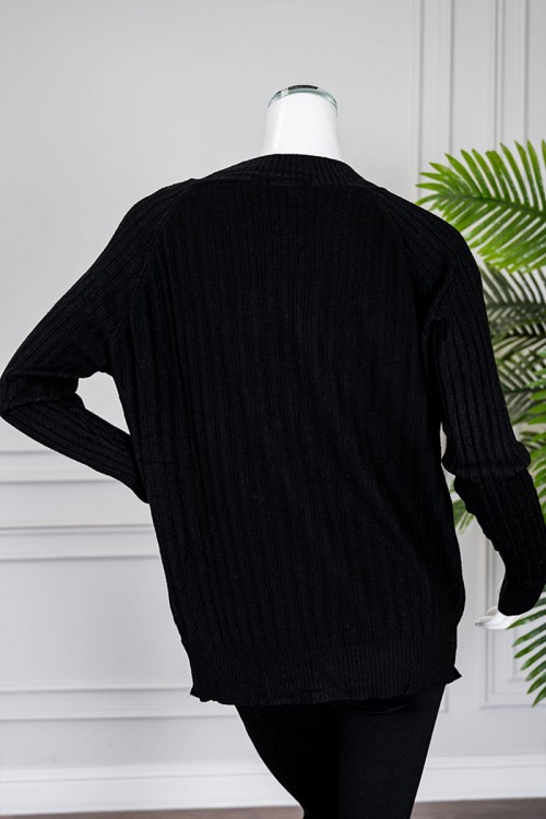 بلوفر نسائي شتوي لون أسود ياقة دائرية و بأكمام طويلة