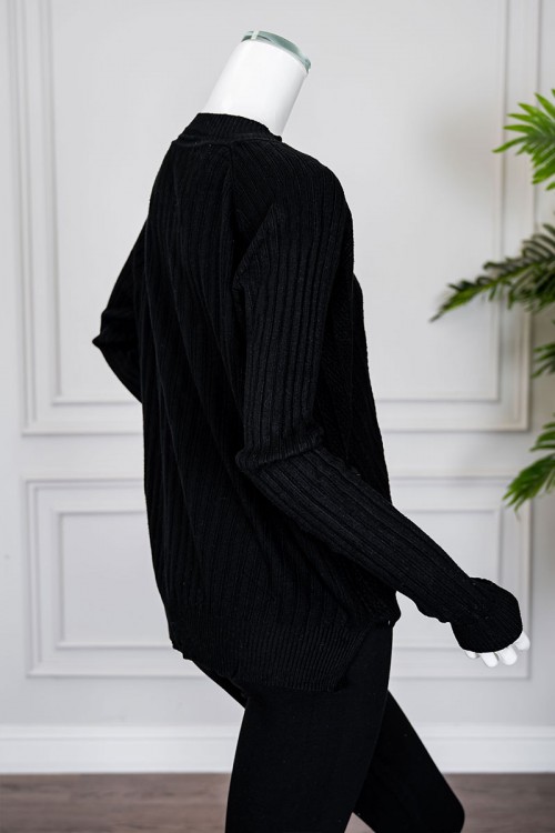 بلوفر نسائي شتوي لون أسود ياقة دائرية و بأكمام طويلة