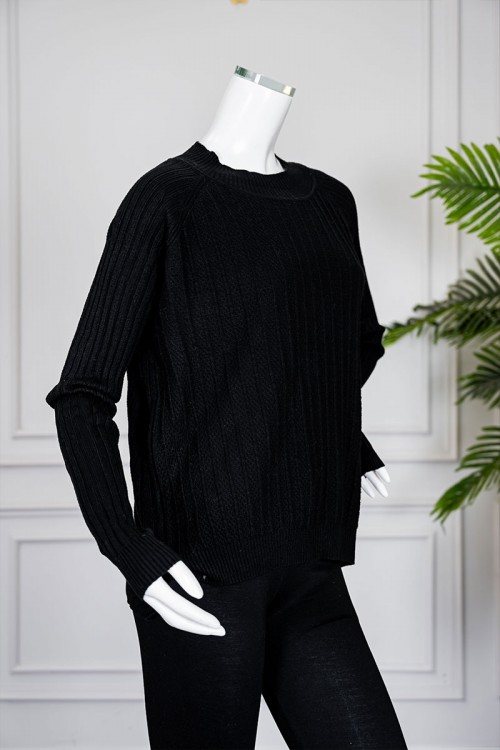 بلوفر نسائي شتوي لون أسود ياقة دائرية و بأكمام طويلة