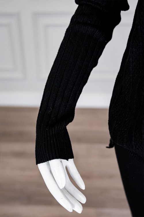 بلوفر نسائي شتوي لون أسود ياقة دائرية و بأكمام طويلة