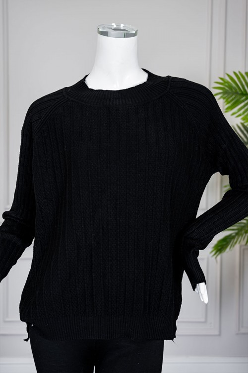 بلوفر نسائي شتوي لون أسود ياقة دائرية و بأكمام طويلة