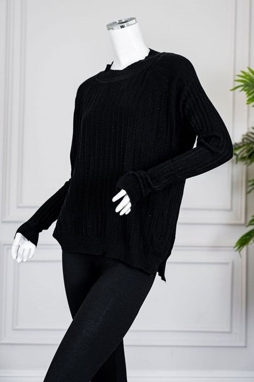 بلوفر نسائي شتوي لون أسود ياقة دائرية و بأكمام طويلة