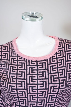 بلوفر نسائي شتوي لون وردي مزين بأشكال متداخلة باللون الأسود ياقة دائرية و بأكمام طويلة 