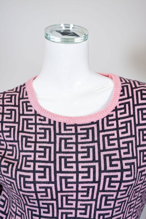 بلوفر نسائي شتوي لون وردي مزين بأشكال متداخلة باللون الأسود ياقة دائرية و بأكمام طويلة