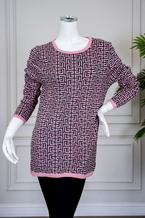 بلوفر نسائي شتوي لون وردي مزين بأشكال متداخلة باللون الأسود ياقة دائرية و بأكمام طويلة 