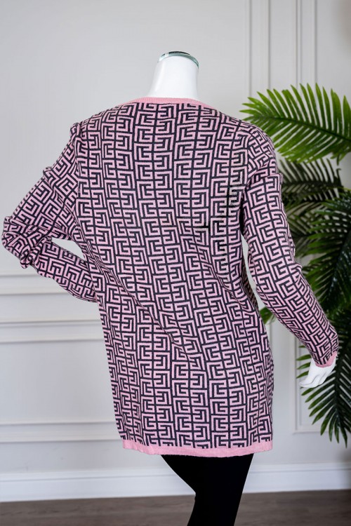 بلوفر نسائي شتوي لون وردي مزين بأشكال متداخلة باللون الأسود ياقة دائرية و بأكمام طويلة