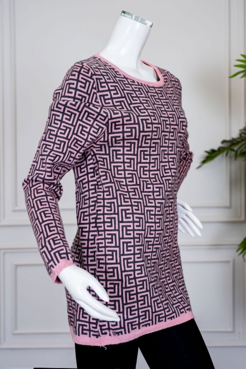 بلوفر نسائي شتوي لون وردي مزين بأشكال متداخلة باللون الأسود ياقة دائرية و بأكمام طويلة