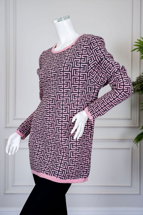 بلوفر نسائي شتوي لون وردي مزين بأشكال متداخلة باللون الأسود ياقة دائرية و بأكمام طويلة