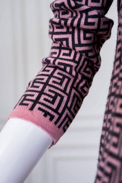 بلوفر نسائي شتوي لون وردي مزين بأشكال متداخلة باللون الأسود ياقة دائرية و بأكمام طويلة