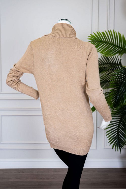 بلوزة نسائية شتوية لون بيج ياقة عالية بجيوب من الجانبين و بأكمام طويلة