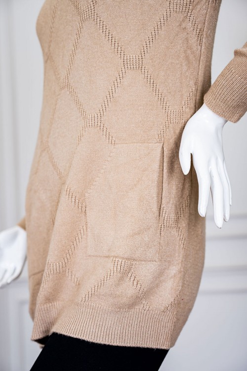 بلوزة نسائية شتوية لون بيج ياقة عالية بجيوب من الجانبين و بأكمام طويلة