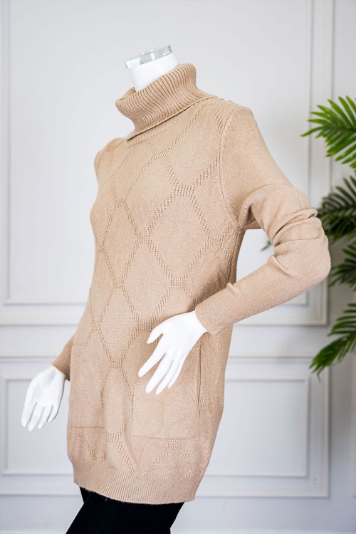 بلوزة نسائية شتوية لون بيج ياقة عالية بجيوب من الجانبين و بأكمام طويلة