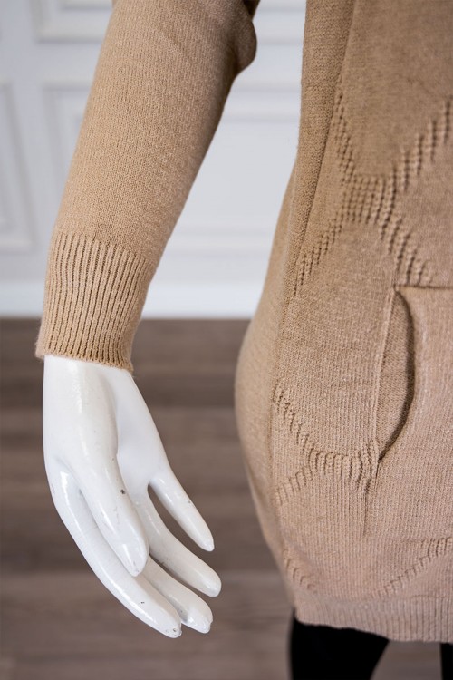 بلوزة نسائية شتوية لون بيج ياقة عالية بجيوب من الجانبين و بأكمام طويلة