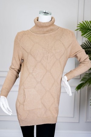 بلوزة نسائية شتوية لون بيج ياقة عالية بجيوب من الجانبين و بأكمام طويلة 