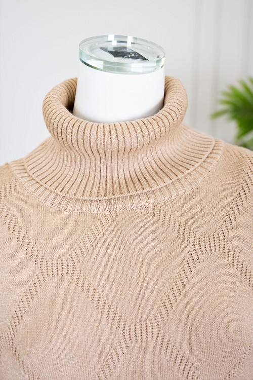 بلوزة نسائية شتوية لون بيج ياقة عالية بجيوب من الجانبين و بأكمام طويلة