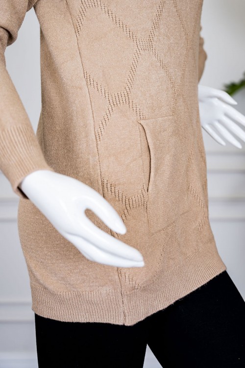 بلوزة نسائية شتوية لون بيج ياقة عالية بجيوب من الجانبين و بأكمام طويلة