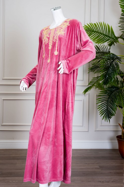 قميص نسائي شتوي وردي ياقة دائرية بتطريز ذهبي و بأكمام طويلة