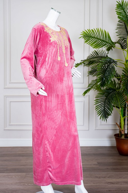 قميص نسائي شتوي وردي ياقة دائرية بتطريز ذهبي و بأكمام طويلة