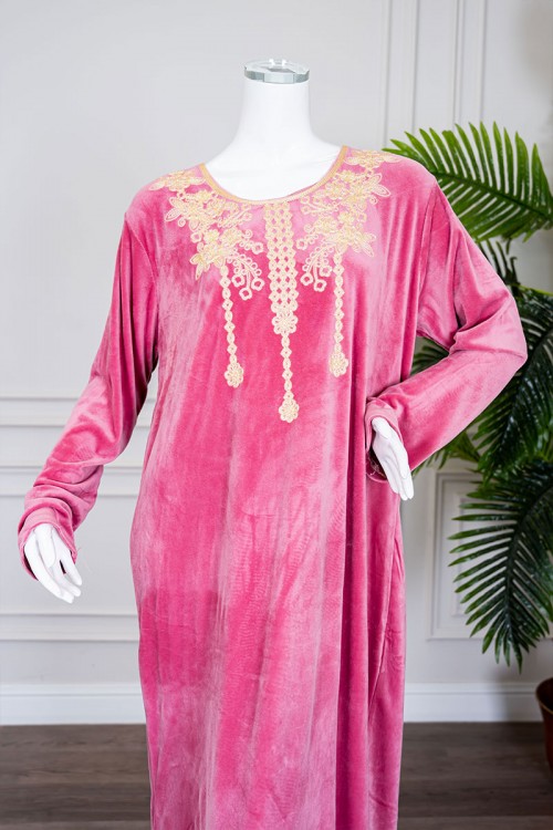 قميص نسائي شتوي وردي ياقة دائرية بتطريز ذهبي و بأكمام طويلة