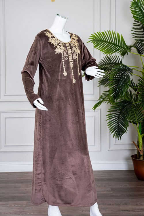 قميص نسائي شتوي لحمي ياقة دائرية بتطريز ذهبي و بأكمام طويلة