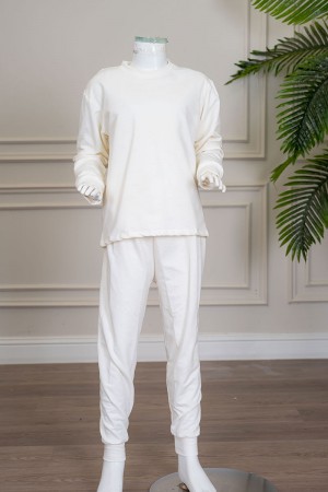 بيجاما بناتي شتوي قطعتين لون بيج فاتح بلوزة بياقة دائرية و أكمام طويلة مع بنطلون طويل 