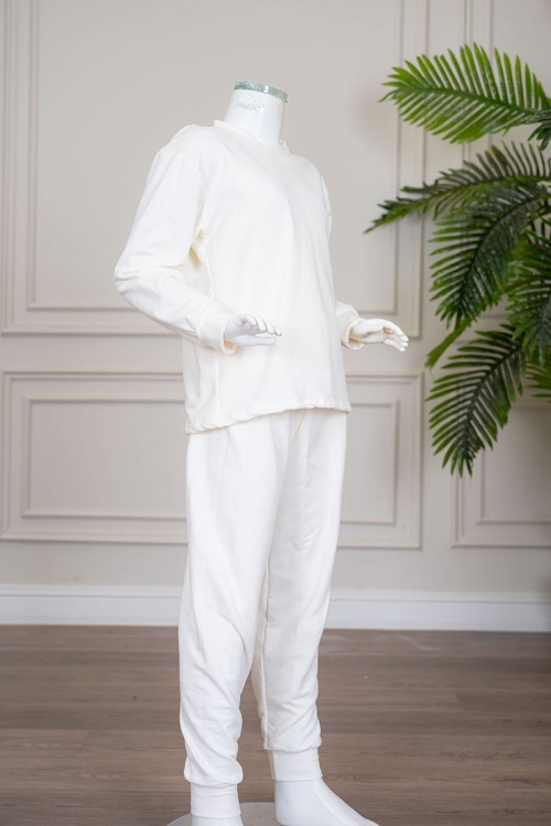 بيجاما بناتي شتوي قطعتين لون بيج فاتح بلوزة بياقة دائرية و أكمام طويلة مع بنطلون طويل