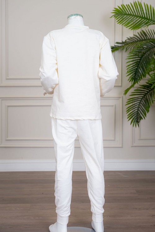 بيجاما بناتي شتوي قطعتين لون بيج فاتح بلوزة بياقة دائرية و أكمام طويلة مع بنطلون طويل