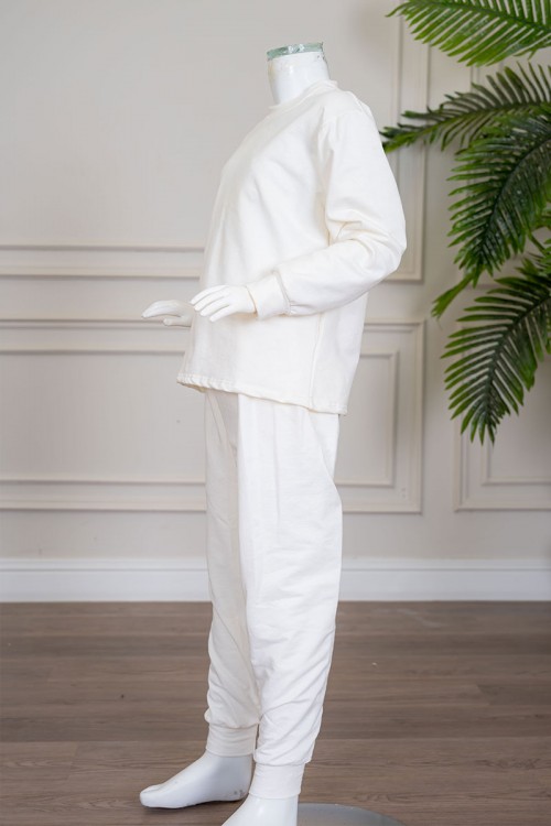 بيجاما بناتي شتوي قطعتين لون بيج فاتح بلوزة بياقة دائرية و أكمام طويلة مع بنطلون طويل