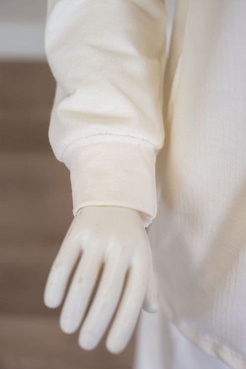 بيجاما بناتي شتوي قطعتين لون بيج فاتح بلوزة بياقة دائرية و أكمام طويلة مع بنطلون طويل