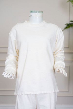 بيجاما بناتي شتوي قطعتين لون بيج فاتح بلوزة بياقة دائرية و أكمام طويلة مع بنطلون طويل 