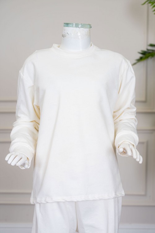 بيجاما بناتي شتوي قطعتين لون بيج فاتح بلوزة بياقة دائرية و أكمام طويلة مع بنطلون طويل