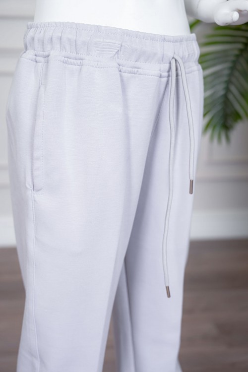 طقم بناتي شتوي قطعتين لون رمادي فاتح هودي بقبعة متصلة برباط و بجيوب الكنغر و أكمام طويلة مع بنطلون طويل برباط في الخصر و جيوب من الجانبين