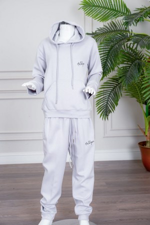 طقم بناتي شتوي قطعتين لون رمادي فاتح هودي بقبعة متصلة برباط و بجيوب الكنغر و أكمام طويلة مع بنطلون طويل برباط في الخصر و جيوب من الجانبين