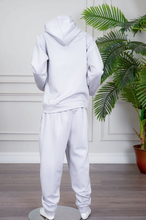 طقم بناتي شتوي قطعتين لون رمادي فاتح هودي بقبعة متصلة برباط و بجيوب الكنغر و أكمام طويلة مع بنطلون طويل برباط في الخصر و جيوب من الجانبين