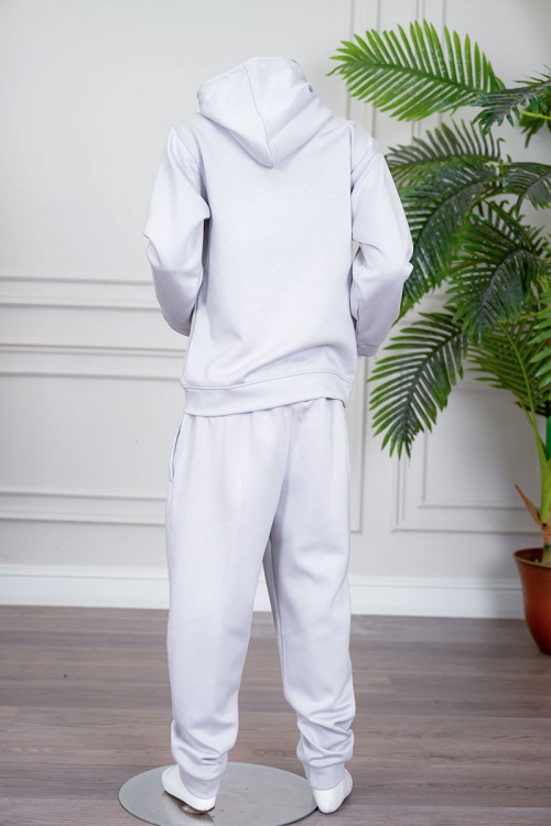 طقم بناتي شتوي قطعتين لون رمادي فاتح هودي بقبعة متصلة برباط و بجيوب الكنغر و أكمام طويلة مع بنطلون طويل برباط في الخصر و جيوب من الجانبين