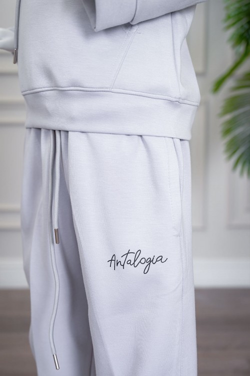 طقم بناتي شتوي قطعتين لون رمادي فاتح هودي بقبعة متصلة برباط و بجيوب الكنغر و أكمام طويلة مع بنطلون طويل برباط في الخصر و جيوب من الجانبين