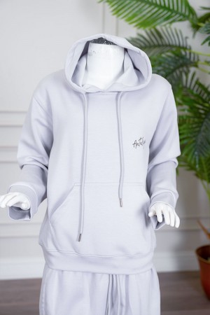 طقم بناتي شتوي قطعتين لون رمادي فاتح هودي بقبعة متصلة برباط و بجيوب الكنغر و أكمام طويلة مع بنطلون طويل برباط في الخصر و جيوب من الجانبين