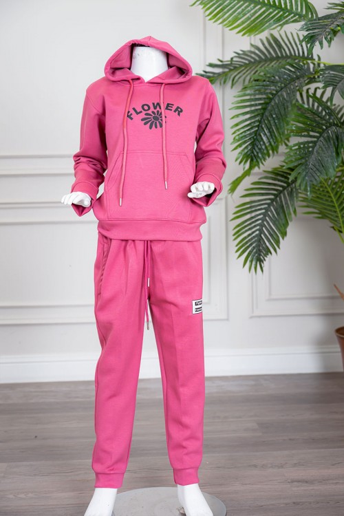 طقم بناتي شتوي قطعتين لون وردي هودي بقبعة متصلة برباط و بجيوب الكنغر و أكمام طويلة مزين بكتابات من الأمام  مع بنطلون طويل برباط في الخصر و جيوب من الجانبين