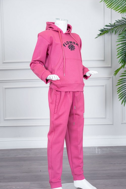 طقم بناتي شتوي قطعتين لون وردي هودي بقبعة متصلة برباط و بجيوب الكنغر و أكمام طويلة مزين بكتابات من الأمام  مع بنطلون طويل برباط في الخصر و جيوب من الجانبين