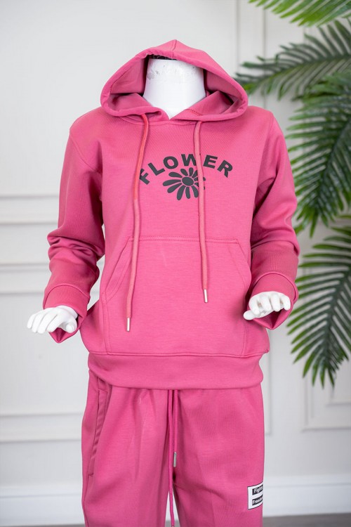 طقم بناتي شتوي قطعتين لون وردي هودي بقبعة متصلة برباط و بجيوب الكنغر و أكمام طويلة مزين بكتابات من الأمام  مع بنطلون طويل برباط في الخصر و جيوب من الجانبين