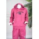 طقم بناتي شتوي قطعتين لون وردي هودي بقبعة متصلة برباط و بجيوب الكنغر و أكمام طويلة مزين بكتابات من الأمام  مع بنطلون طويل برباط في الخصر و جيوب من الجانبين