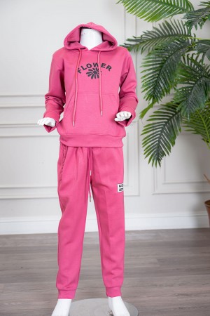 طقم بناتي شتوي قطعتين لون وردي هودي بقبعة متصلة برباط و بجيوب الكنغر و أكمام طويلة مزين بكتابات من الأمام  مع بنطلون طويل برباط في الخصر و جيوب من الجانبين
