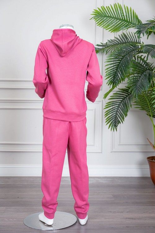 طقم بناتي شتوي قطعتين لون وردي هودي بقبعة متصلة برباط و بجيوب الكنغر و أكمام طويلة مزين بكتابات من الأمام  مع بنطلون طويل برباط في الخصر و جيوب من الجانبين