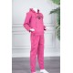 طقم بناتي شتوي قطعتين لون وردي هودي بقبعة متصلة برباط و بجيوب الكنغر و أكمام طويلة مزين بكتابات من الأمام  مع بنطلون طويل برباط في الخصر و جيوب من الجانبين