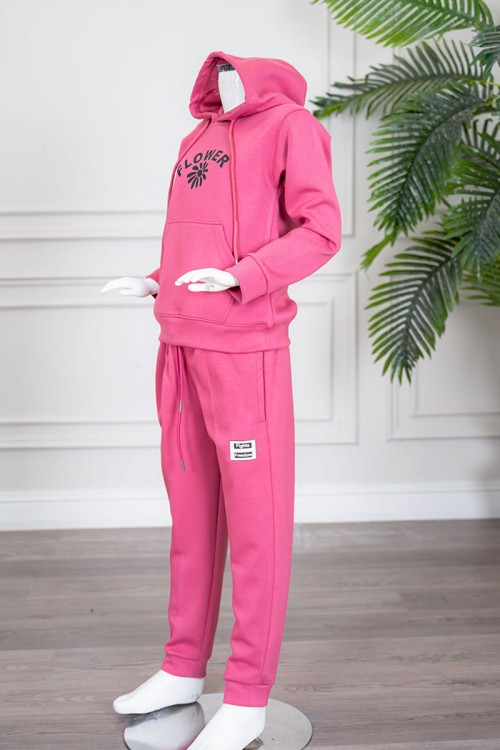 طقم بناتي شتوي قطعتين لون وردي هودي بقبعة متصلة برباط و بجيوب الكنغر و أكمام طويلة مزين بكتابات من الأمام  مع بنطلون طويل برباط في الخصر و جيوب من الجانبين