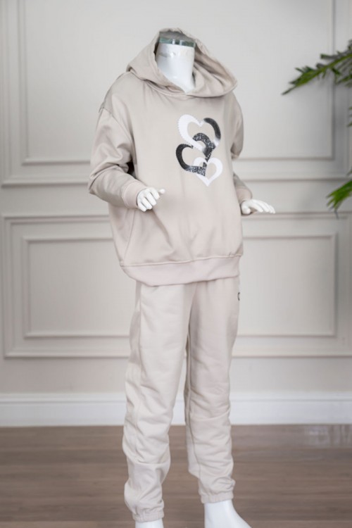 طقم بناتي شتوي قطعتين لون بيج هودي بقبعة متصلة و بأكمام طويلة مزين بطبعة قلوب مع بنطلون طويل