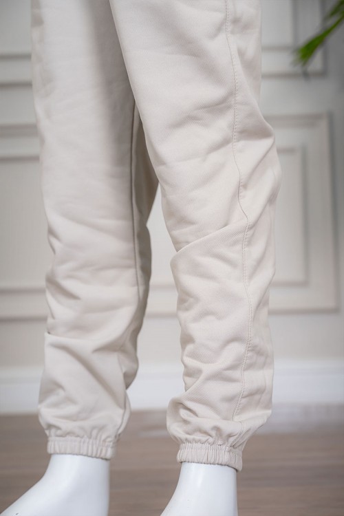 طقم بناتي شتوي قطعتين لون بيج هودي بقبعة متصلة و بأكمام طويلة مزين بطبعة قلوب مع بنطلون طويل