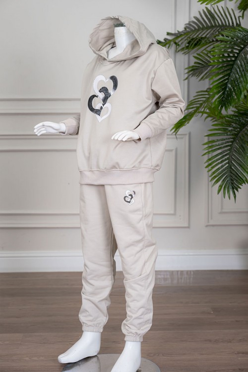 طقم بناتي شتوي قطعتين لون بيج هودي بقبعة متصلة و بأكمام طويلة مزين بطبعة قلوب مع بنطلون طويل