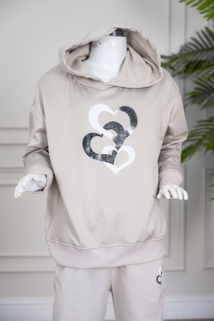 طقم بناتي شتوي قطعتين لون بيج هودي بقبعة متصلة و بأكمام طويلة مزين بطبعة قلوب مع بنطلون طويل 