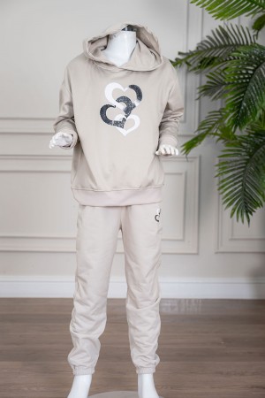 طقم بناتي شتوي قطعتين لون بيج هودي بقبعة متصلة و بأكمام طويلة مزين بطبعة قلوب مع بنطلون طويل 
